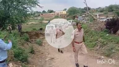 धौलपुर: बड़ापुरा गांव में अवैध बजरी का स्टॉक करने वालों के खिलाफ एसपी सुमित मेहरड़ा का कड़ा प्रहार