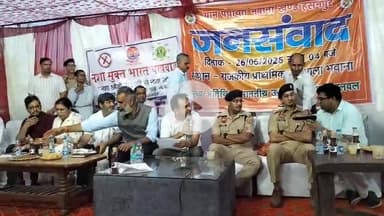 हसनपुर: भवाना में आयोजित जनसंवाद कार्यक्रम में ग्रामीणों की समस्याएं सुनते हुए उपायुक्त डॉ हरीश वशिष्ठ