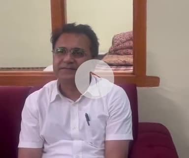 हसनपुर: भवाना में आयोजित रात्रि ठहराव कार्यक्रम के दौरान आई जनसमस्याओं व उनके समाधान के बारे में जानकारी देते हुए उपायुक्त