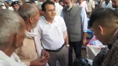 हसनपुर: रात्रि ठहराव कार्यक्रम के दौरान विभिन्न विभागों द्वारा लगाए गए स्टालों का निरीक्षण करते हुए उपायुक्त डॉ हरीश वशिष्ठ