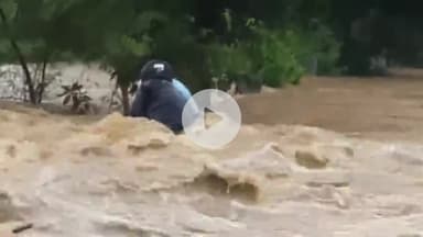 लोहरदगा: बेड़ो-रांची मार्ग पर बरही नदी के तेज बहाव में फंसा बाइक सवार, ग्रामीणों ने बचाई जान