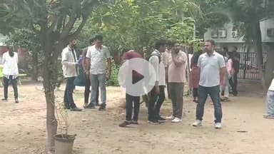 अजमेर: जवाहरलाल नेहरू अस्पताल में रेजिडेंट्स की हड़ताल तीसरे दिन भी जारी, रेजिडेंट डॉक्टर ने श्रमदान कर जताई नाराजगी