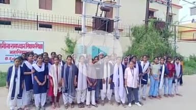 शिवहर: प्रोजेक्ट बालिका हाईस्कूल शिवहर के पास ट्रांसफार्मर हटाने के लिए छात्राओं ने किया प्रदर्शन #jansamasya