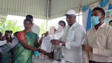 బుగ్గారం: బుగ్గారం మండల కేంద్రంలో  లబ్ధిదారులకు ప్రోసిడింగ్ పత్రాలను పంపిణీ చేసిన మంత్రి అడ్లూరి లక్ష్మణ్ కుమార్