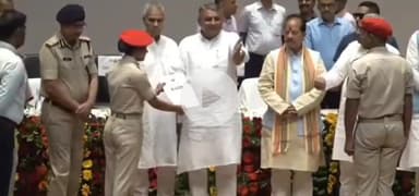 पटना ग्रामीण: बापू सभागार में सीएम नीतीश कुमार ने मंत्री विजय चौधरी को किया किनारे, बेइज्जती करने का आरोप