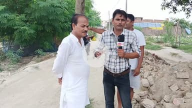 प्रसिद्ध मंदिर बाबा ढोढ नाथ जनता बाजार कि जंजर सड़क कि मरम्मत हेतु ईंट का टुकड़ा गिराते एकमा जदयू पूर्व विधायक मंनोरंजन कुमार उर्फ धूमल सिंह