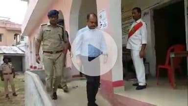 कहरा: नगर निगम के वार्ड नं 19 में उपचुनाव, DM व SP ने मतदान केंद्र का लिया जायजा; अधिकारियों को दिए निर्देश