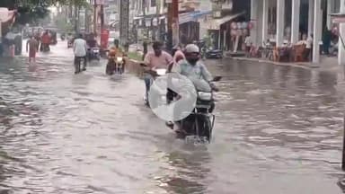 धनौरा: गजरौला शहर में झमाझम बारिश से गर्मी से मिली राहत, कई जगह हुए हादसे, टेंपू फंसा, चालक घायल