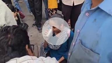 लाडपुरा: गुमानपुरा थाना क्षेत्र के कोटडी चोराहे पर कार की टक्कर से स्कूटर सवार 2 युवतियां गंभीर घायल, लोगों की भीड़ लगी