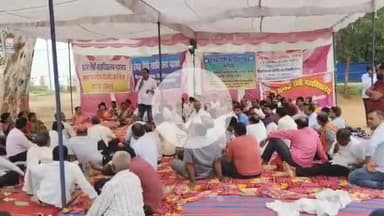 मेदिनीनगर (डालटनगंज): संबद्ध डिग्री महाविद्यालय महासंघ ने लंबित मामलों को लेकर विश्वविद्यालय में दिया धरना