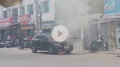 रामपुर: रेलवे स्टेशन के पास अज्ञात कारणों से चलती कार में भीषण आग, आग लगने से कार जलकर हुई राख, चालक सुरक्षित