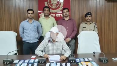 खरगौन: डेढ़ साल पहले सीएम की सभा में गुम हुआ मोबाइल मिलने से छात्रा खुश, पुलिस ने 100 मोबाइल बरामद किए