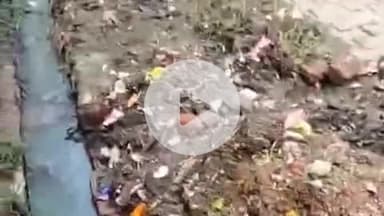झांसी: ईसाई टोला मोहल्ले के बच्चों ने नगर निगम की लापरवाही को उजागर किया, फावड़ा उठाकर नालियों की सफाई की, वीडियो हुआ वायरल