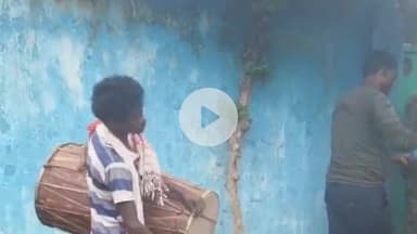 बूरमू: बुढ़मू थाना से फरार वारंटी के उमेदंडा स्थित घर पर इश्तेहार चिपकाया गया।