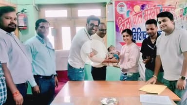 बेतिया: हैदराबाद के दंपति ने बेतिया की एक बच्ची को लिया गोद