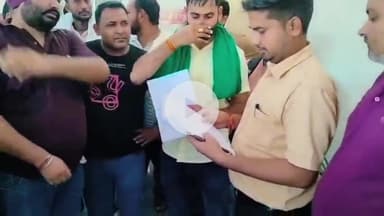 अमरोहा: अपनी मांगों को लेकर दुकानदारों ने अमरोहा में जिलाधिकारी को सौंपा ज्ञापन