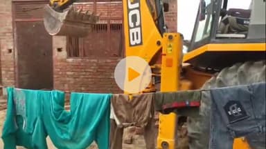 नौगावां सादात: नौगांवा क्षेत्र के गांव बोरी बोरा में ग्राम समाज की जमीन पर किया कब्जा, प्रशासन ने चलाया बुलडोजर