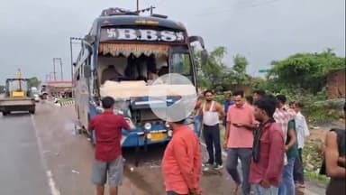 झांसी: सिजवाह में बेकाबू ट्रक ने सवारियों से भरी बस में मारी टक्कर, कई सवारियां हुई घायल, GST टीम को देखकर भाग रहा था ट्रक