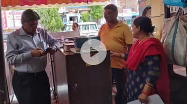 उरई: जिला अस्पताल के बाहर मेडिकल स्टोरों का सीएमओ ने किया निरीक्षण