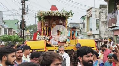 बीना: स्टेशन रोड स्थित संकट मोचन मंदिर से रथ पर सवार होकर निकले भगवान जगन्नाथ स्वामी, बड़ी तादाद में भक्त हुए शामिल