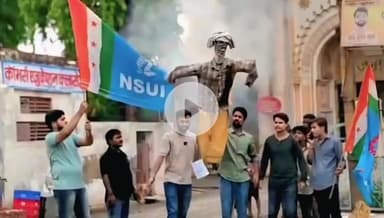 जौनपुर: आरएसएस नेता के बयान पर कांग्रेस में आक्रोश, NSUI कार्यकर्ताओं ने अमरोहा में फूंका पुतला