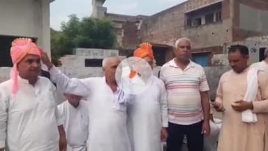 बड़ौत: दोघट कस्बे में सांसद का ढोल नगाड़ों के साथ जुलूस निकालकर पगड़ी पहनाकर स्वागत, सांसद ने कस्बावासियों की समस्याएं सुनीं