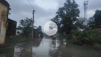 सोनाहातु: सोनाहातु-जाडेया मुख्य सड़क पर जल जमाव, विधायक अमित महतो ने गांव पहुंचकर लोगों की परेशानी देखी