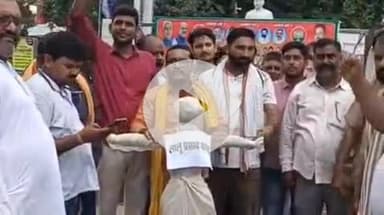 गोपालगंज: भूमिहार समाज ने ब्रह्मेश्वर मुखिया के अपमान के खिलाफ पोस्ट ऑफिस चौक पर लालू यादव का फूंका पुतला