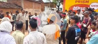 जतारा: SP के निर्देशन में जतारा थाना प्रभारी ने गांवों में चौपाल का किया आयोजन, लोगों को किया जागरूक और सुनी समस्याएं