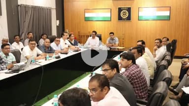 रामपुर: जिलाधिकारी जोगेंद्र सिंह ने जिलाधिकारी सभागार में संचारी रोगों से निपटने के लिए संबंधित अफसरों के साथ की बैठक