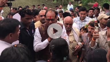 इछावर: केंद्रीय कृषि मंत्री शिवराज सिंह चौहान ने ग्राम कांकर खेड़ा में पीएम आवास योजना के लाभार्थियों से किया संवाद