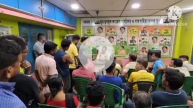 বজবজ ২: এলাকার গন্ডগোলের সমাধান করার জন্য নোদাখালী অঞ্চল তৃণমূল কংগ্রেসের দলীয় কার্যালয়ে সালিশি সভা উপস্থিত বুচান ব্যানার্জি