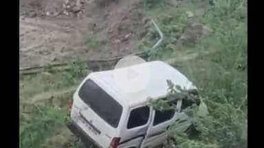 चांद: बादगांव: पेंच नदी में अनियंत्रित होकर गिरी कार, 4 से अधिक श्रद्धालु मामूली रूप से घायल