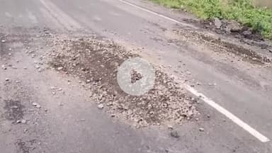 खरगौन: खरगोन से सनावद तक की सड़क पर कुछ माह पहले हुआ रिनीवल का कार्य, पहले ही बारिश में सड़क पर हुए गड्ढे #jansamasya