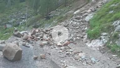 घाट: देर रात हुई भारी बारिश के कारण नंदानगर मोटर मार्ग विभिन्न स्थानों पर मलबा आने से बाधित, सैकड़ों गांवों का टूटा संपर्क