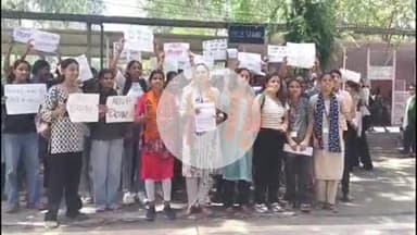 लाडपुरा: जेडीबी साइंस कॉलेज कोटा के बाहर छात्राओं ने हॉस्टल शुरू करने की मांग को लेकर किया प्रदर्शन, उग्र आंदोलन की चेतावनी दी