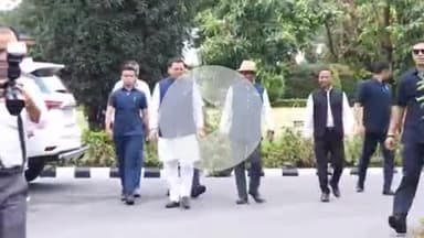 देहरादून: मुख्यमंत्री पुष्कर सिंह धामी ने देहरादून सीएम आवास में अपनी माता के साथ पौधारोपण किया