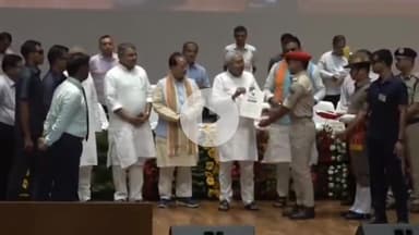 पटना ग्रामीण: पटना के बापू सभागार में मुख्यमंत्री नीतीश कुमार ने 21,391 नवनियुक्त पुलिसकर्मियों को नियुक्ति पत्र सौंपे