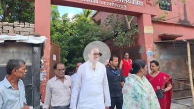 बेतिया: बिपिन मध्य विद्यालय केंद्र पर सांसद ने किया मतदान, जनता को दिया संदेश