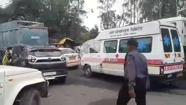 सिंगरौली: एनसीएल दुधिचुआ मुख्य मार्ग पर जाम में फंसी एम्बुलेंस, कोयला वाहनों की सीलिंग से दोनों ओर लगा लंबा जाम