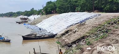 मुंगेर: नगर निगम के बेलन बाज़ार के मगही टोला में बाढ़ कटाव रोकने के लिए जिओ बैग बिछाने का कार्य तेज़ी से जारी