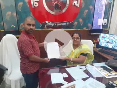 मुंगेर जिला युवा कांग्रेस कमिटी जिला उपाध्यक्ष एडवोकेट प्रणव कुमार ने छोटी नाली का निर्माण करवाने की मांग को लेकर नगर निगम की मेयर कुमकुम देवी को ज्ञापन सौंपा