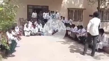 కనిగిరి: కనిగిరిలో పొగాకు బోర్డు వద్ద రైతుల నుంచి పొగాకు కొనుగోలు చేయాలని నిరసనకు దిగిన స్థానిక రైతులు