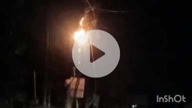 बहराइच: स्टेडियम के पास भीषण गर्मी में ओवरलोड से बिजली का तार दगा, धू-धू कर जला, अग्निशमन यंत्र से आग बुझाने का प्रयास