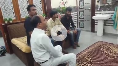 नौगावां सादात: नौगांवा के मोहल्ला अलीनगर में प्रधानमंत्री नरेंद्र मोदी के मन की बात कार्यक्रम को सुनते भाजपा पदाधिकारी