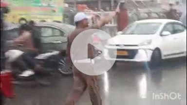 कोल: सारसौल चौराहा पर भारी बारिश के दौरान ट्रैफिक पुलिस कर्मी नंगे पैर ड्यूटी पर मुस्तेद, ट्रैफिक व्यवस्था को किया कंट्रोल