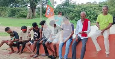 कोडरमा: नगर के विभिन्न बूथों पर कार्यकर्ताओं ने प्रधानमंत्री के 'मन की बात' कार्यक्रम को सुना