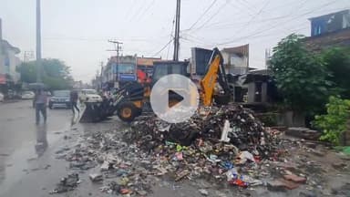 रामपुर: पहली बारिश से रामपुर नगर में जलभराव की समस्या से खुली नगर पालिका की पोल, ईओ ने जीसेबी से तत्काल कराई नाले की सफाई