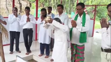 पीरटांड: पूर्व CM शिबू सोरेन के जल्द स्वस्थ होने की कामना के लिए पीरटांड़ के मरांग बुरु मांझी थान में पूजा-पाठ किया गया