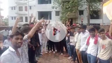 गोपद बनास: जिले के सम्राट चौराहे पर रविवार को दुकानों को बंद कराने पर शिव सैनिकों ने किया विरोध प्रदर्शन